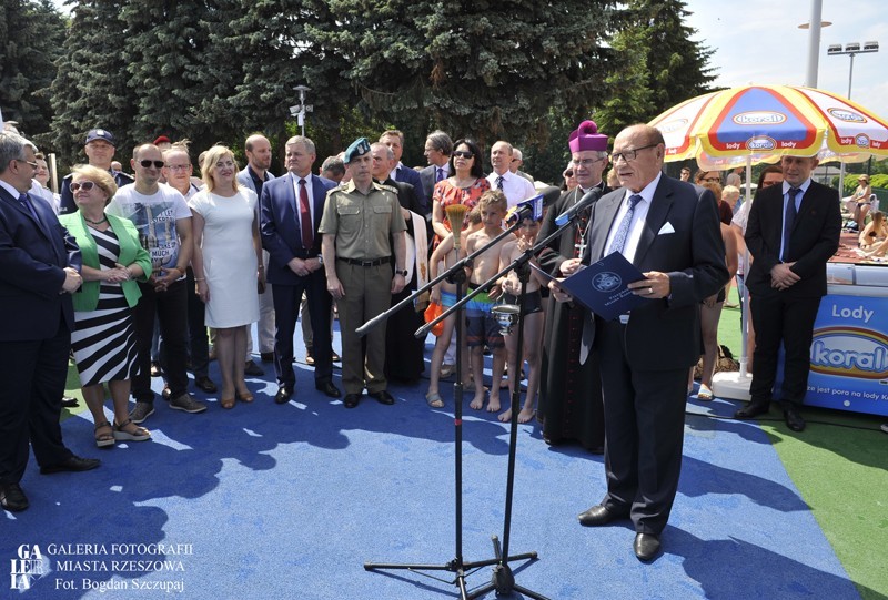 Prezydent Rzeszowa przemawia na uroczystym otwarciu basen&oacute;w ROSiR
